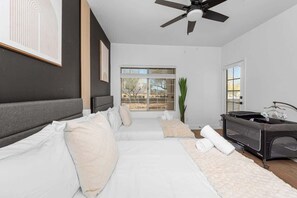 2 quartos, ferros/tábuas de passar roupa, berço de viagem