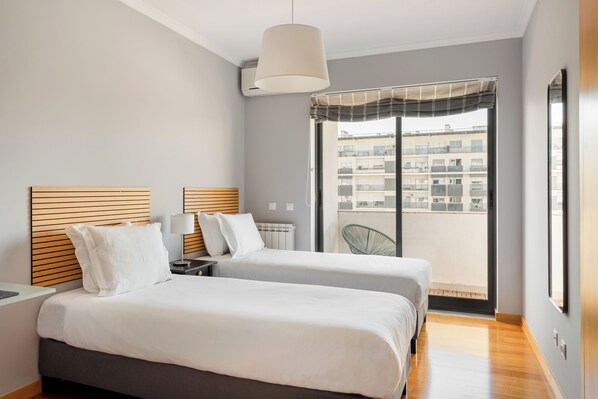 Apartamento família, 2 quartos, para não fumantes, sacada | 2 quartos, ferros/tábuas de passar roupa, Wi-Fi de cortesia