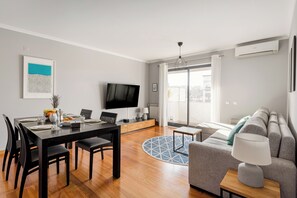 Apartamento família, 2 quartos, para não fumantes, sacada | Sala de estar