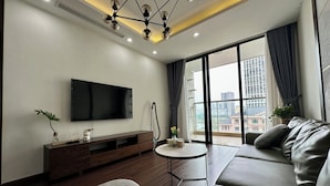 Căn hộ Deluxe, 3 phòng ngủ, quang cảnh thành phố | Khu phòng khách