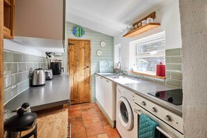 Fridge, oven, stovetop, electric kettle