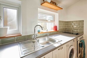 Fridge, oven, stovetop, electric kettle