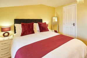 1 soverom, skrivebord, strykejern/-brett og reiseseng for barn