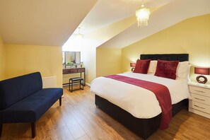 1 Schlafzimmer, Schreibtisch, Bügeleisen/Bügelbrett, Reisekinderbett