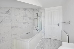 Dusj, hårføner, håndklær og sjampo