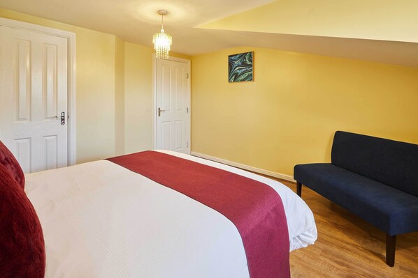 1 soverom, skrivebord, strykejern/-brett og reiseseng for barn