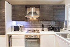 Kühlschrank, Mikrowelle, Ofen, Herdplatte