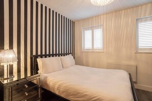 2 chambres, fer et planche à repasser, Wi-Fi, draps fournis