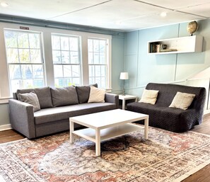 Una televisión, un futbolín