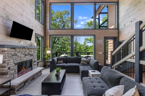 Smokies/modern'25 cabin/King bed/Indoor POOL/Hot tub/Theatre/Pet/Parking/privacy