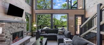 Smokies/modern'25 cabin/King bed/Indoor POOL/Hot tub/Theatre/Pet/Parking/privacy