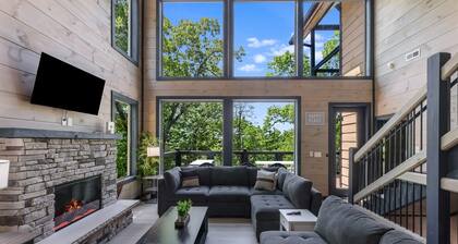 Smokies/modern'25 cabin/King bed/Indoor POOL/Hot tub/Theatre/Pet/Parking/privacy