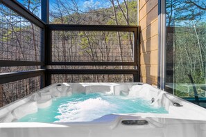 Outdoor spa tub - Smokies/modern'25 cabin/King bed/Indoor POOL/Hot tub/Theatre/Pet/Parking/privacy (Sevierville)