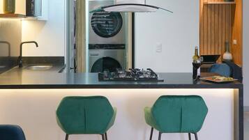 Apartemen Basic | Dapur pribadi | Oven dan peralatan masak/sendok-piring