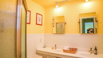 Dubbelrum | Badrum | Handdukar, tvål, schampo och toalettpapper