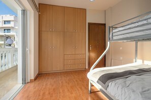 2 habitaciones, escritorio, tabla de planchar con plancha y wifi gratis 