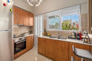 Oven, coffee/tea maker, electric kettle, cookware/dishes/utensils