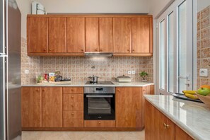 Horno, cafetera y tetera, tetera eléctrica y utensilios de cocina 