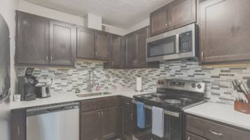 Réfrigérateur, tables à manger