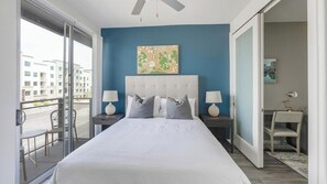 1 slaapkamer, een bureau, een strijkplank/strijkijzer, wifi