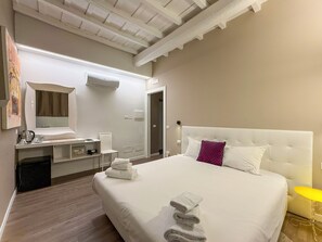 Standard Triple Room | In-room safe, soundproofing, iron/ironing board, free WiFi - Navona Secret Stay (Rome)
