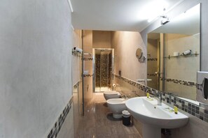 Perlengkapan mandi gratis, pengering rambut, kloset, dan sabun