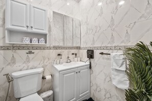 Kostenlose Toilettenartikel, Haartrockner, Handtücher