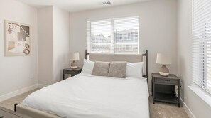 2 室のベッドルーム、デスク、アイロン / アイロン台、WiFi