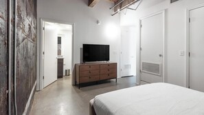 1 bedroom, desk, iron/ironing board, WiFi