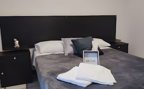 Apartamento básico | Wi-Fi de cortesia, roupa de cama