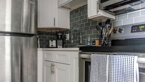 Réfrigérateur, tables à manger