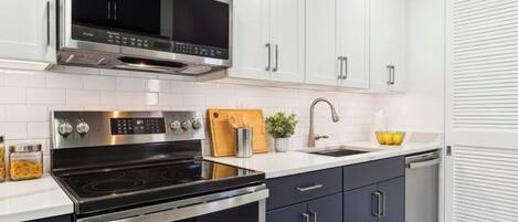 Een koelkast, een microgolfoven, een oven, een kookplaat