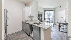 Kühlschrank, Esstisch