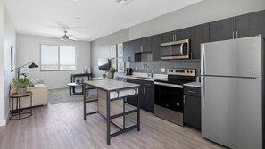 冷蔵庫、ダイニングテーブル