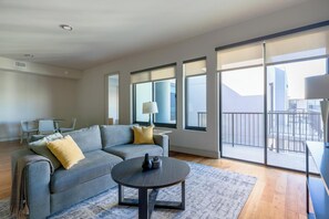 Smart TV - Landing | Chic 1BD, Pool, Tennis Court (Houston)