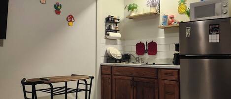 Refrigerador, microondas, parrilla de estufa y cafetera y tetera