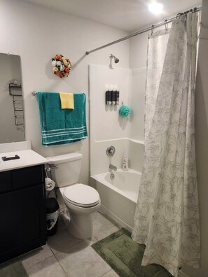 Secador de cabelo, toalhas de banho, sabonete, shampoo