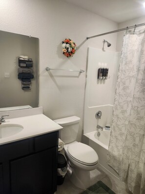 Hair dryer, towels, soap, shampoo - Independent and private room in a family house  (Waller)
