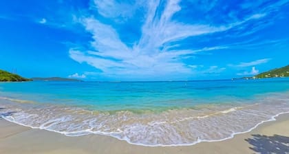 Charming 2-bd condo in lovely Christiansted w/ Beach access, Golf, Pickleball +