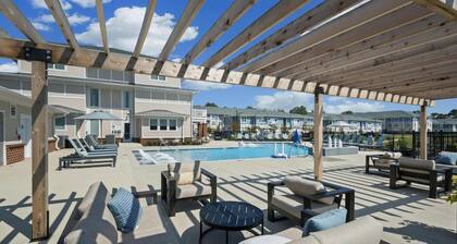 Landing | Chic 2BD, Yoga Studio, Pool