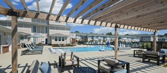 Landing | Modern 2BD, Courtyard, Yoga Studio