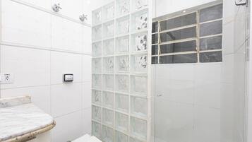 Secador de cabelo, toalhas de banho