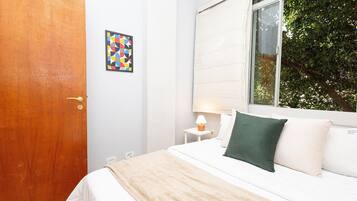 2 bedrooms, iron/ironing board, internet, bed sheets