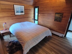 5 bedrooms, iron/ironing board, free WiFi, bed sheets