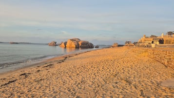 Vlak bij het strand, ligstoelen, strandlakens