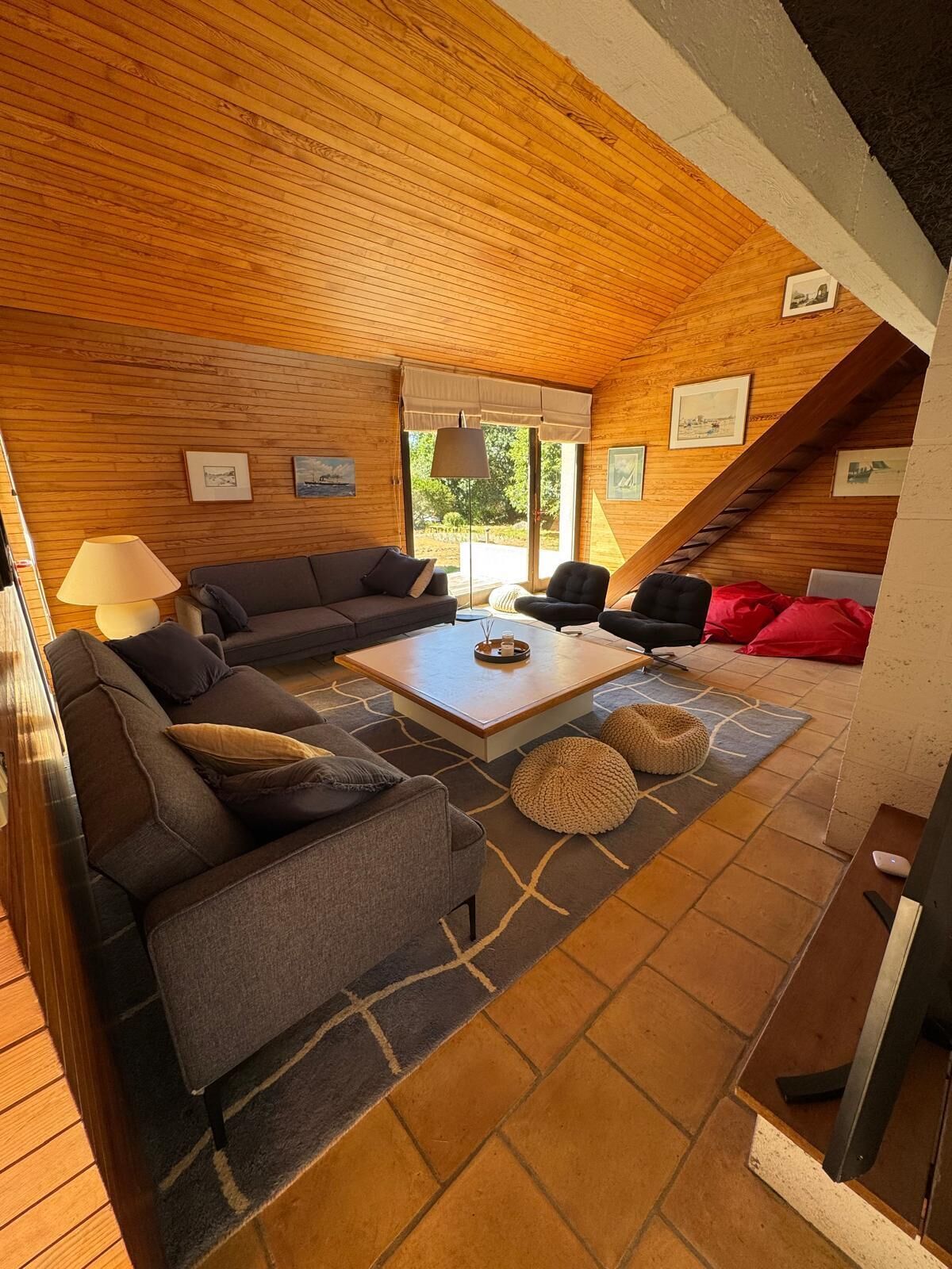 Smart-tv, een open haard, een dvd-speler en boeken