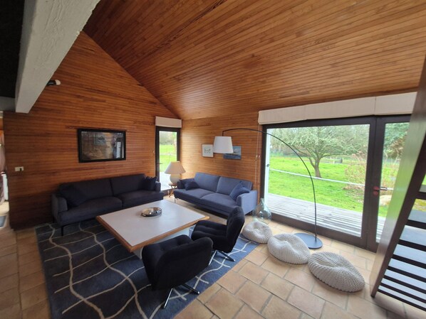 Smart TV, fireplace, DVD player, books