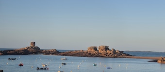Villa + Studio with tennis on 1ha 3min from the beaches of the Pink Granite Coast