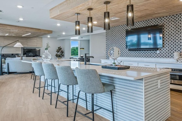 Frigorífico y mesa de comedor