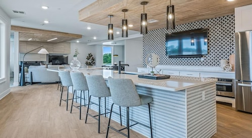 Landing | Stylish 2BD, Courtyard, Yoga Studio